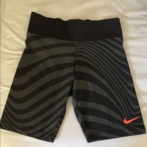 Nike Women's NSW AIR MAX LEGASEE BIKE SHORTS